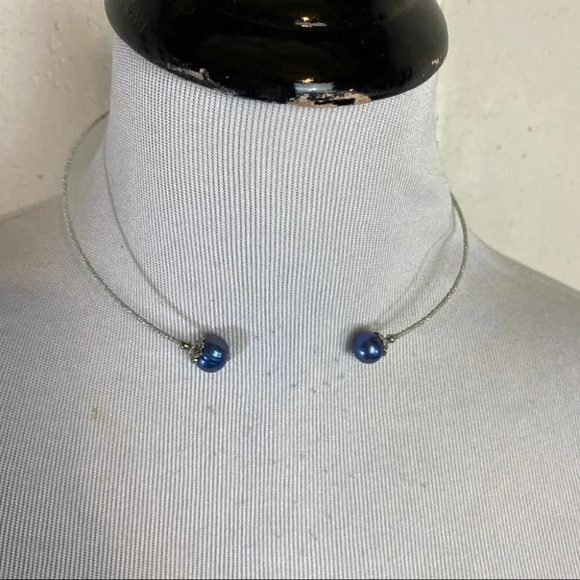 Silver tone wire choker with blue pearls‎ - Picture 2 of 4